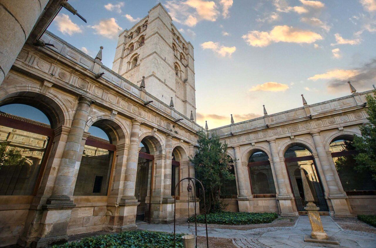 Vista de la Catedral de Zamora con su arquitectura histórica y cielo azul