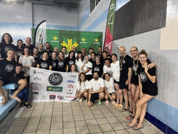 Equipo del C.D. Natación Zamora celebrando su victoria en el circuito máster
