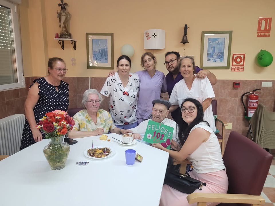 Grupo de personas celebrando el 102 cumpleaños de Antonio en una residencia