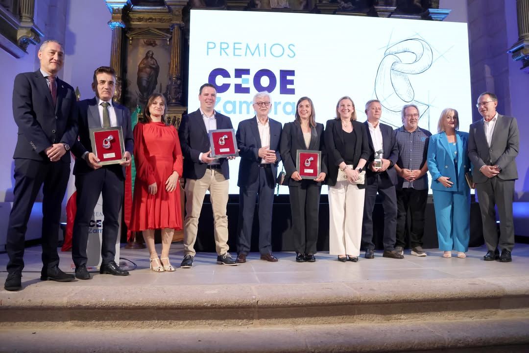 Grupo de premiados en la clausura de los premios Empresarios del año en Zamora