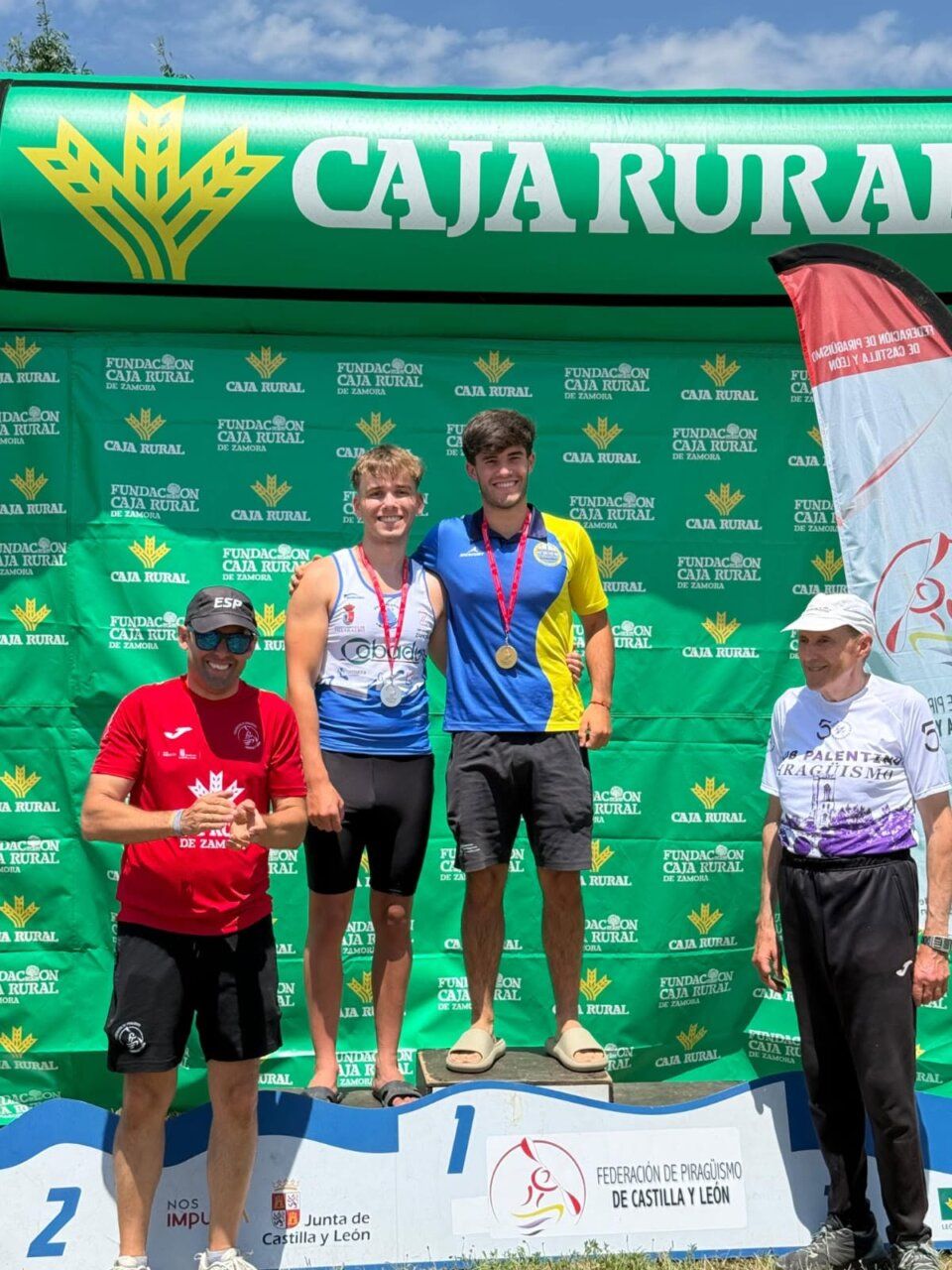 Atletas en el podio con medallas en Cubillas de Rueda