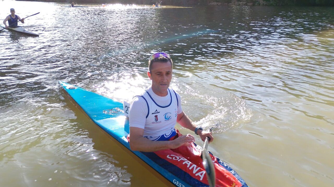 Participante en curso de piragüismo en el Club Fluvial Villaralbo