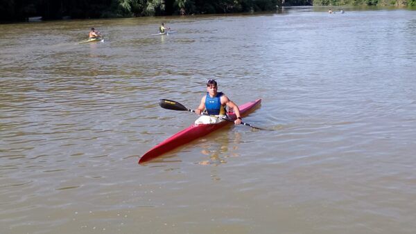 Un niño practicando piragüismo en el Club Fluvial Villaralbo