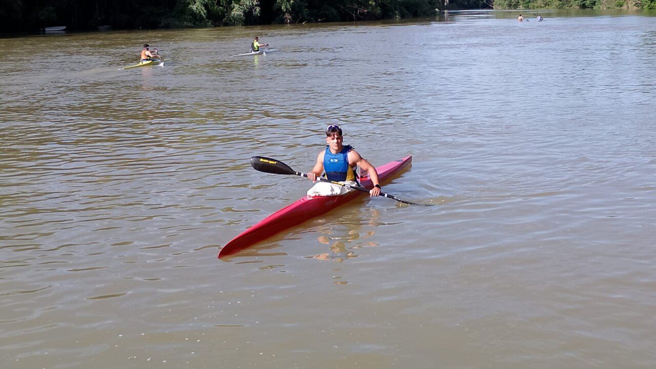 Un niño practicando piragüismo en el Club Fluvial Villaralbo
