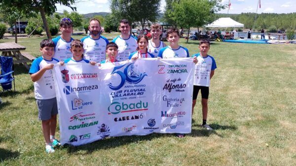 Grupo de jóvenes del Club Fluvial Villaralbo con medallas en Cubillas de Rueda