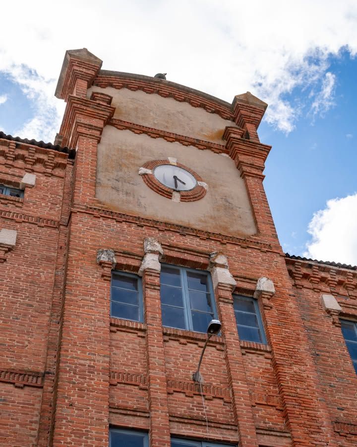 Vista de la torre del complejo harinero en Zamora con reloj