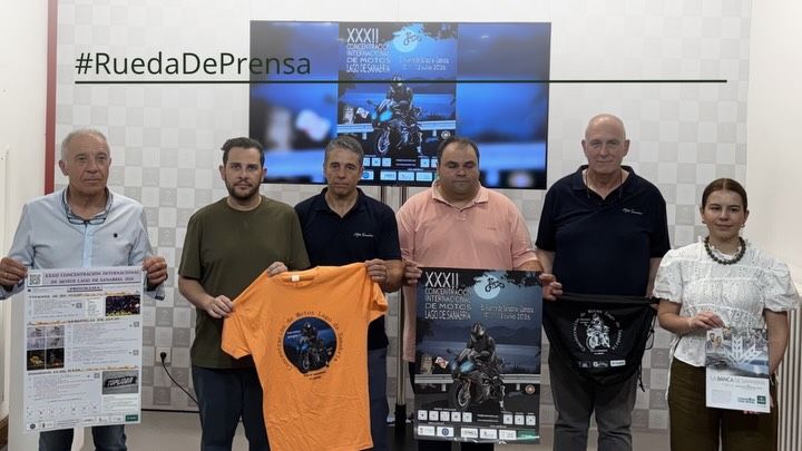 Presentación de la Concentración Internacional de Motos en Sanabria con participantes y material promocional.