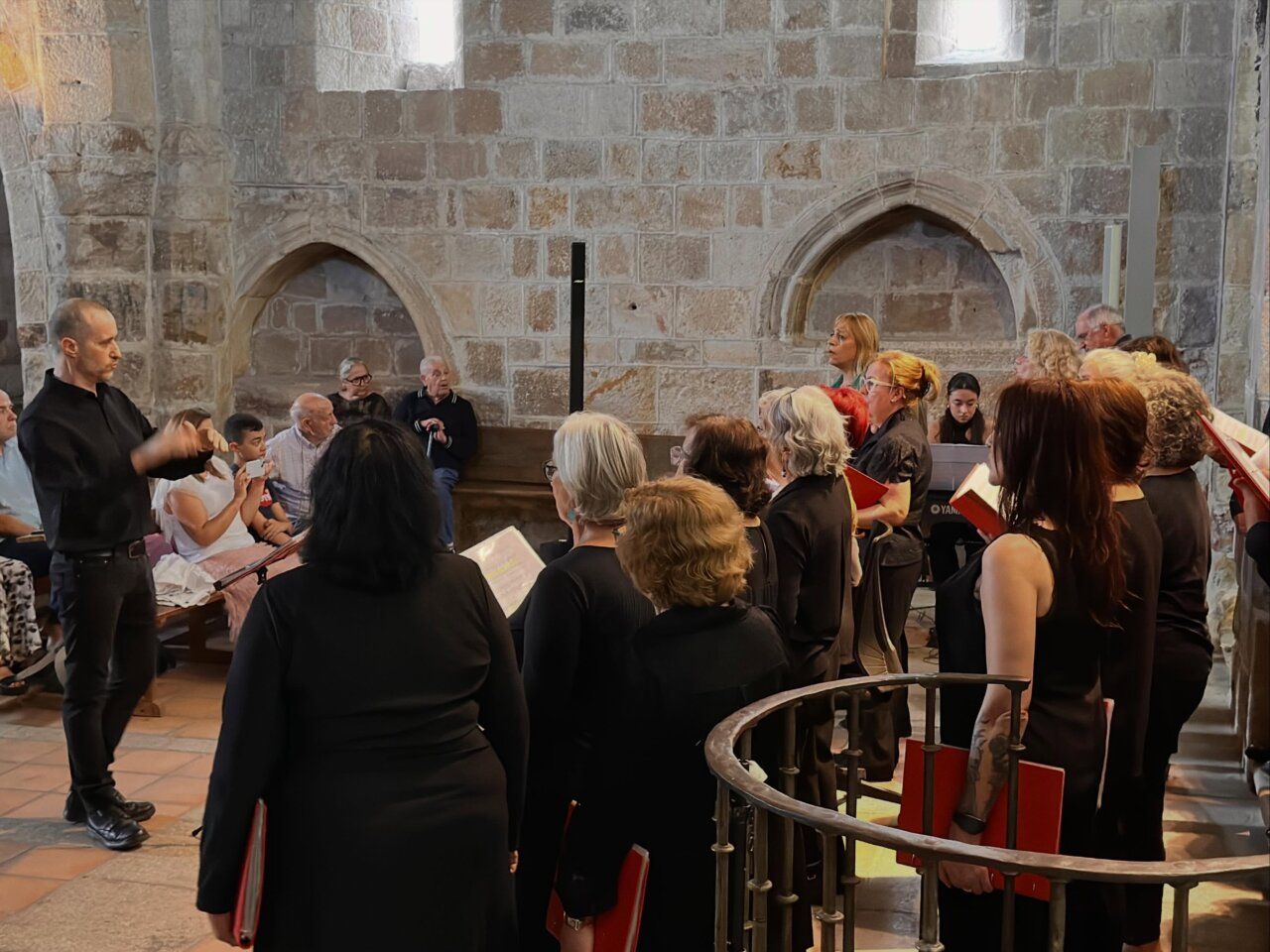 Concierto en la iglesia de San Cipriano con coral y público