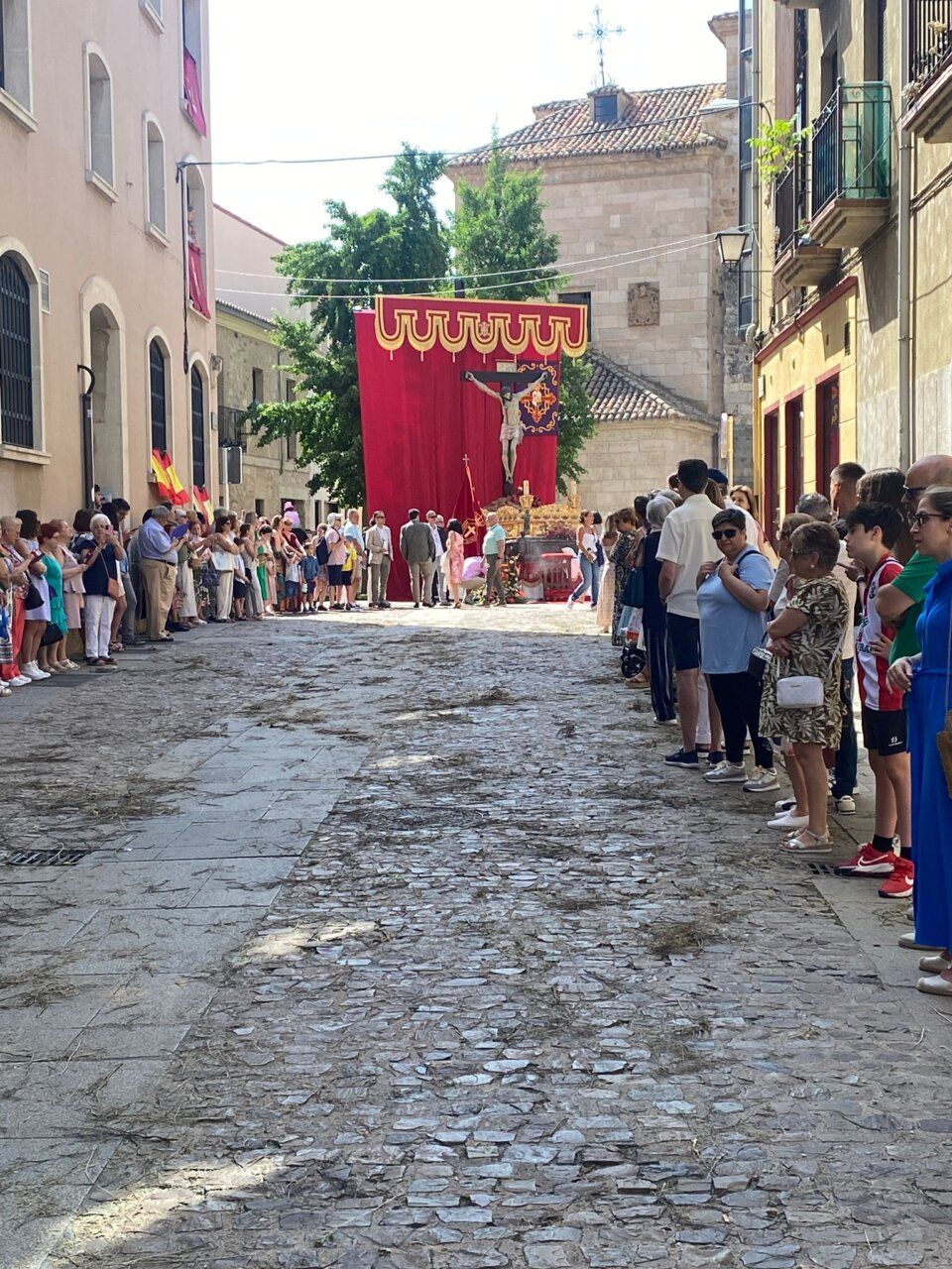 Celebración del Corpus Christi con una multitud en la calle