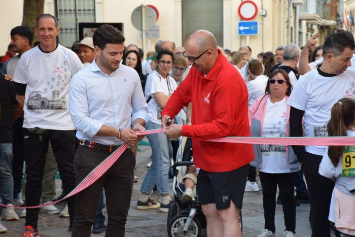 Inauguración de la carrera Corre x Cáritas en Zamora con corte de cinta