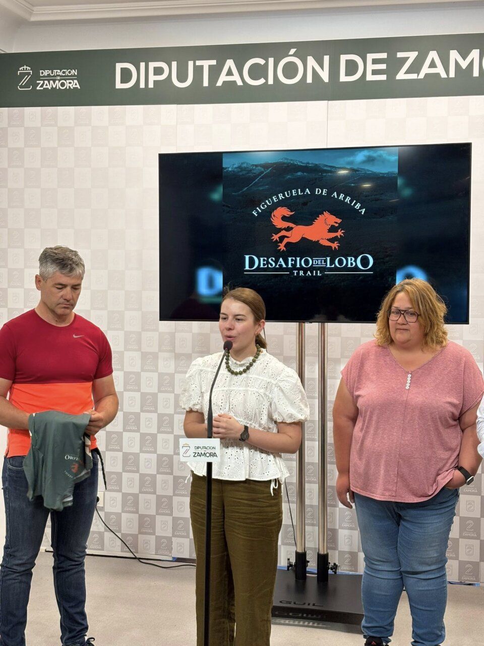 Presentación del Desafío del Lobo Trail en Zamora con participantes