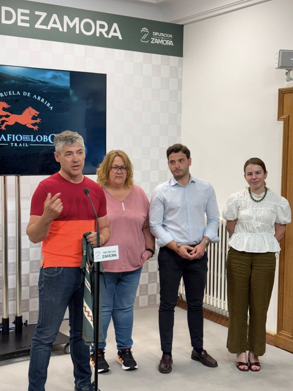Presentación del Desafío del Lobo Trail en Zamora con cuatro personas