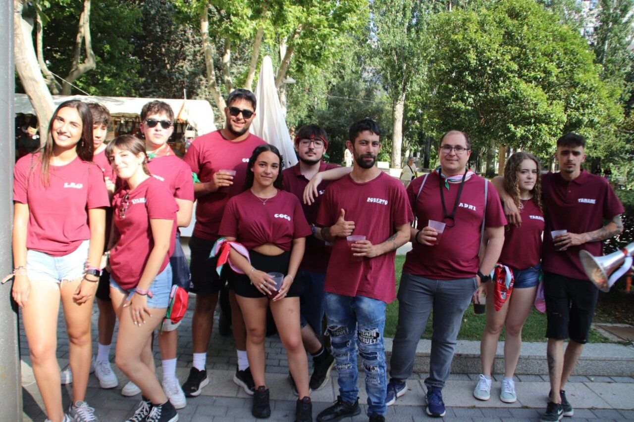 Grupo de jóvenes en el desfile de peñas y gigantes en Zamora