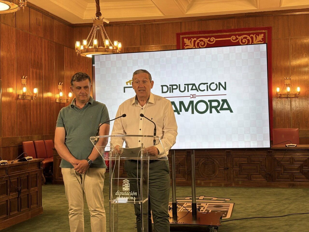 Dos hombres en una conferencia sobre ayudas de la Diputación de Zamora