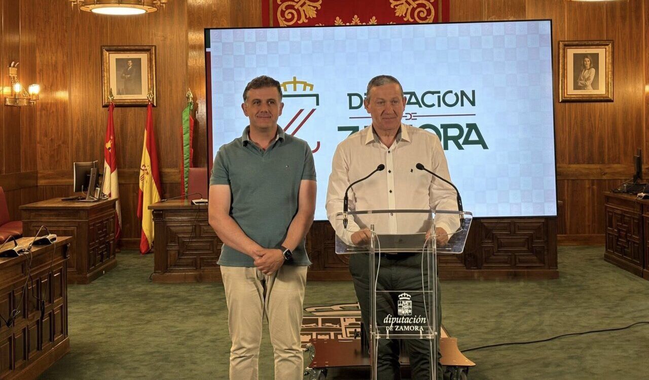Dos hombres en una conferencia en la Diputación de Zamora