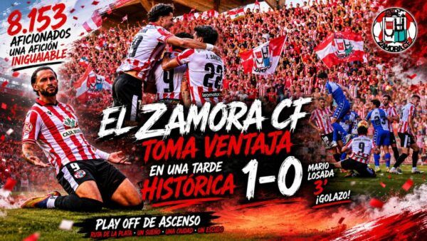 Jugadores del Zamora CF celebrando un gol en un abarrotado estadio.