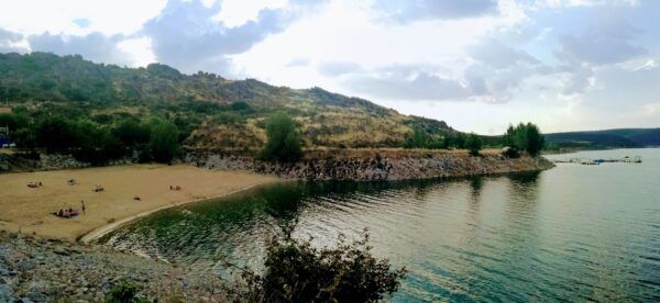 Vista del embalse de Ricobayo con playa y montañas al fondo