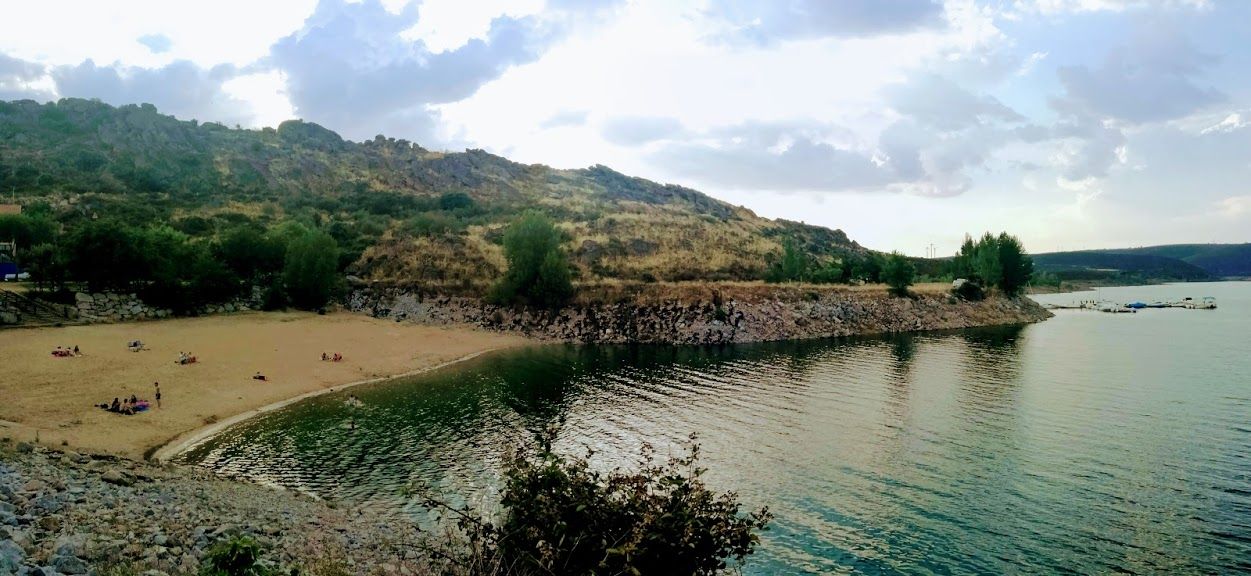Vista del embalse de Ricobayo con playa y montañas al fondo