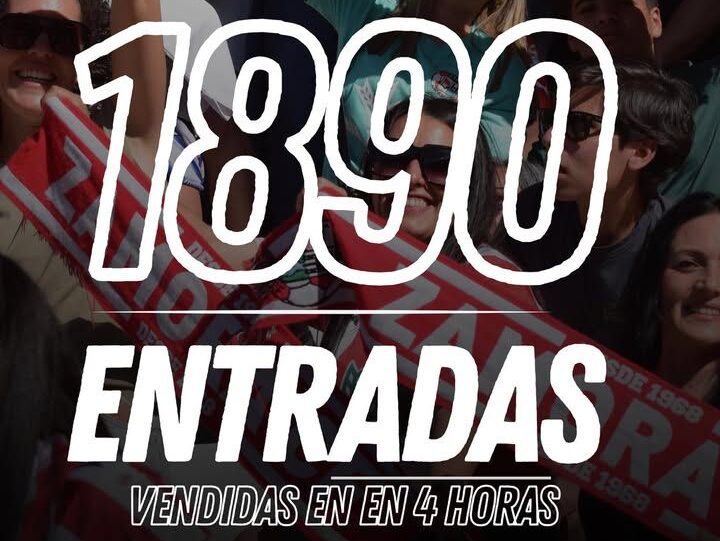Aficionados del Zamora FC celebrando la venta de entradas para los playoffs