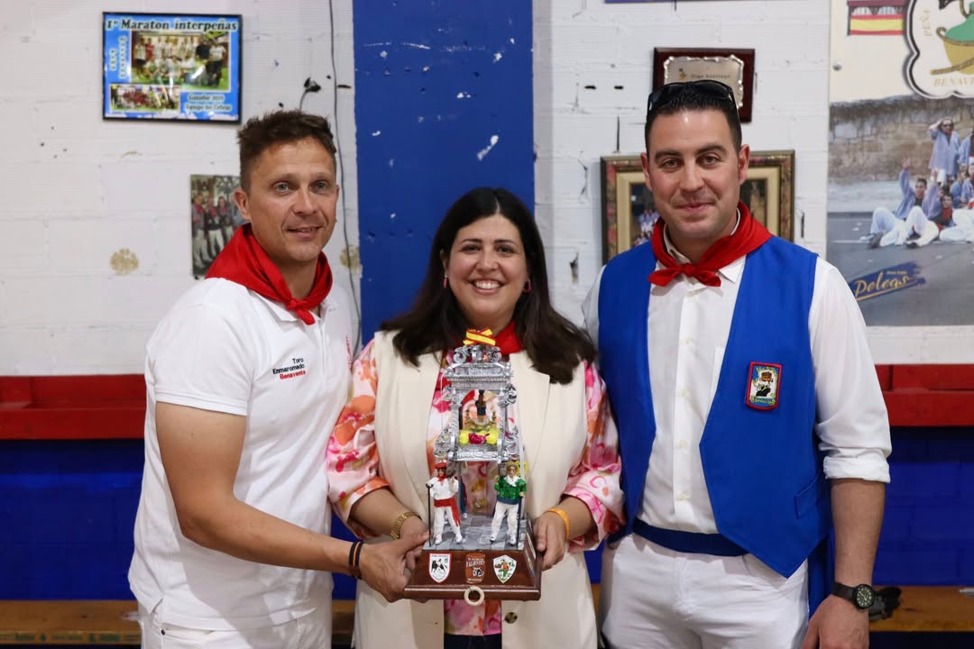 Entrega de cheques del Ayuntamiento de Benavente a las peñas oficiales