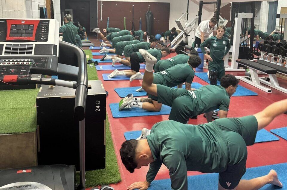 Jugadores del Zamora Club de Fútbol entrenando en el gimnasio