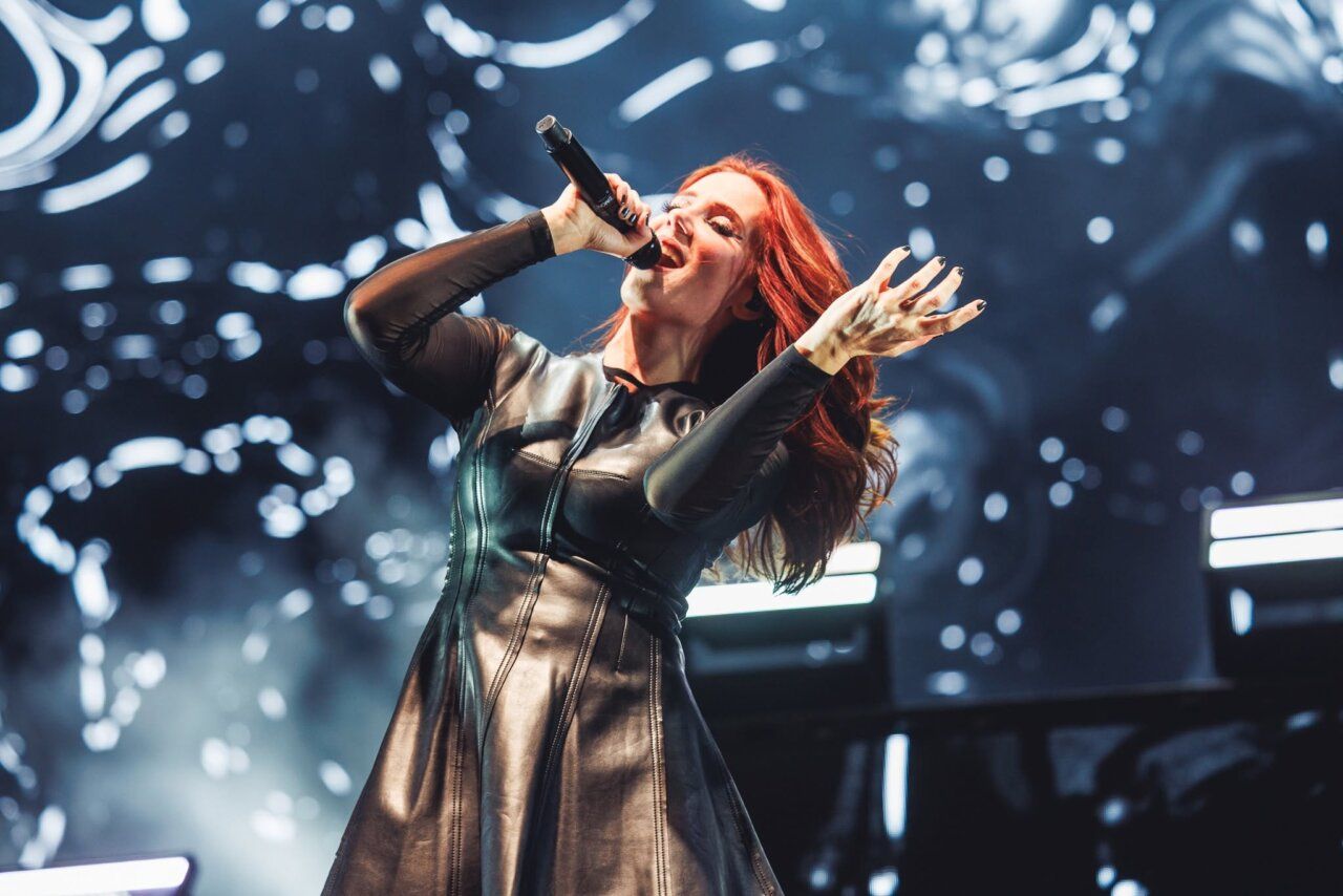 Cantante de Epica actuando en el Z! Live Rock Fest