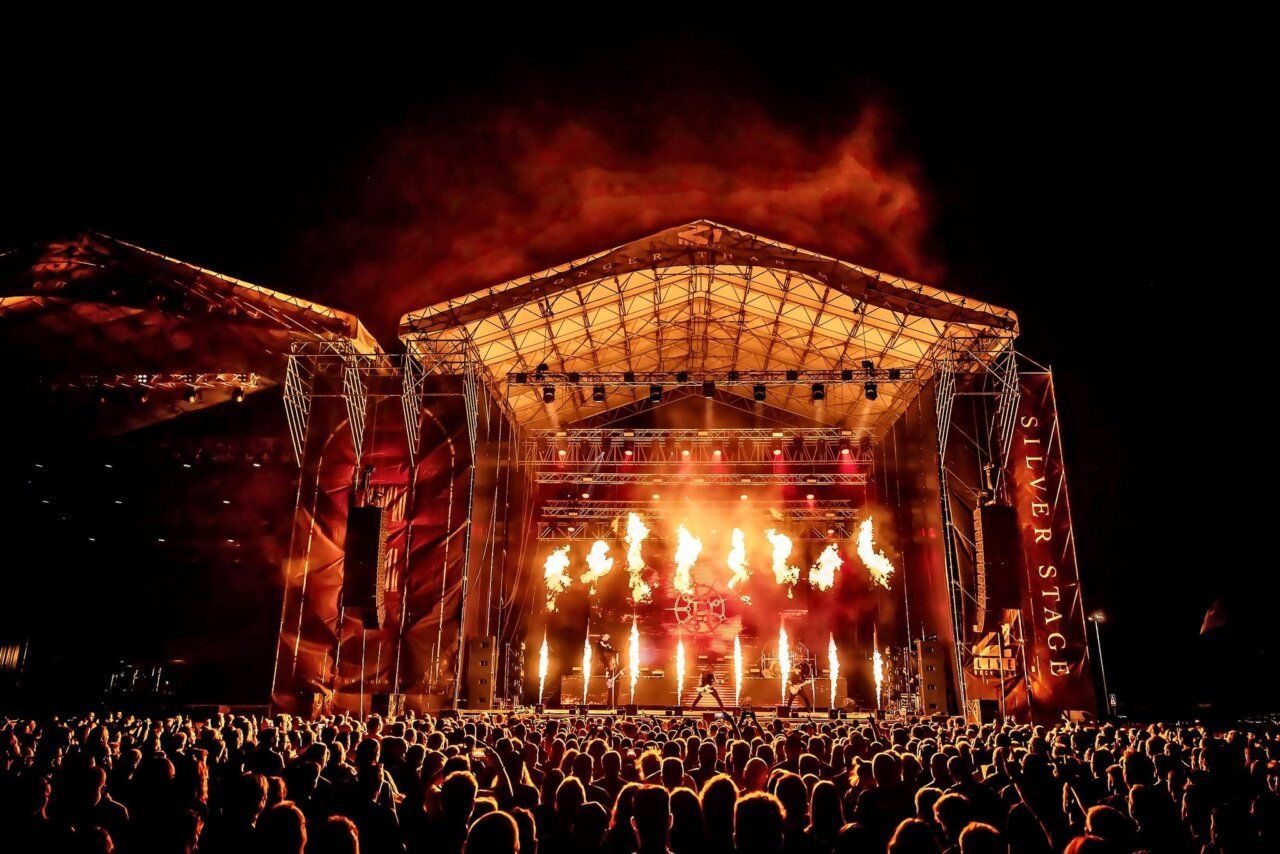Concierto de Epica en el Z! Live Rock Fest con llamas y público emocionado