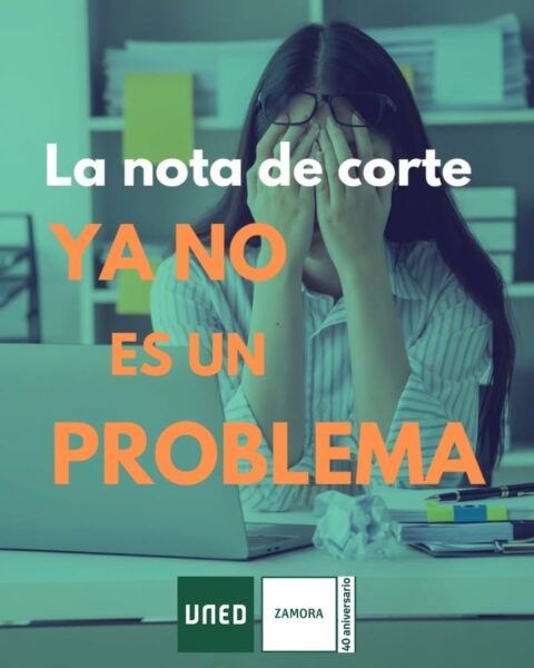 Estudiante con las manos en la cara, preocupada por notas de corte