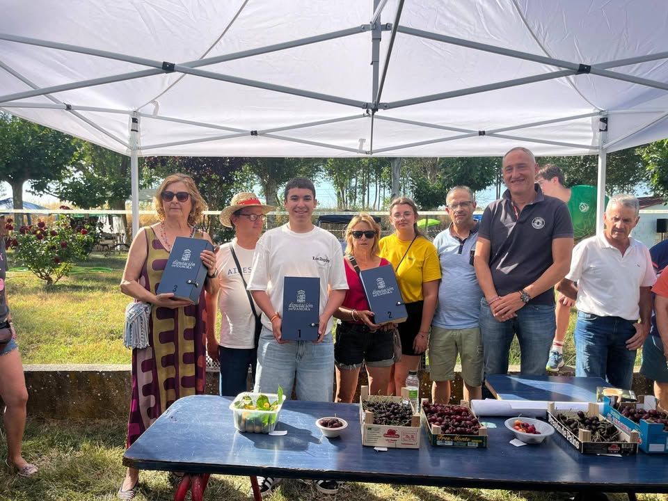 Grupo de personas en el I Mercado de la Cereza en Pueblica de Valverde