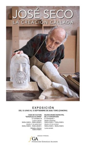 Artista José Seco trabajando en su escultura en la exposición La Creación Callada.
