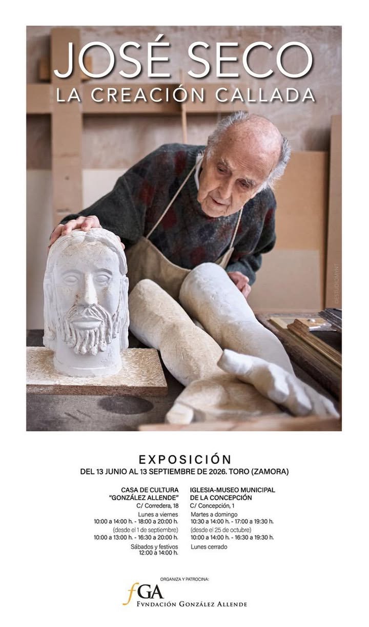Artista José Seco trabajando en su escultura en la exposición La Creación Callada.