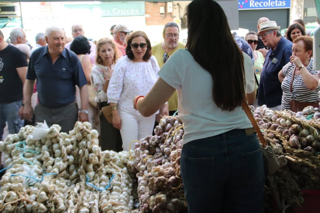 Visitantes en la Feria del Ajo de Zamora observando productos de ajo
