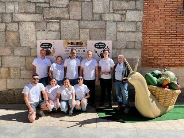 Grupo de personas en la Feria Gastronómica del Caracol en Fonfría