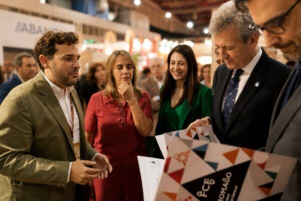 Personas interactuando en la Feria Internacional del Queso Fromago en Zamora