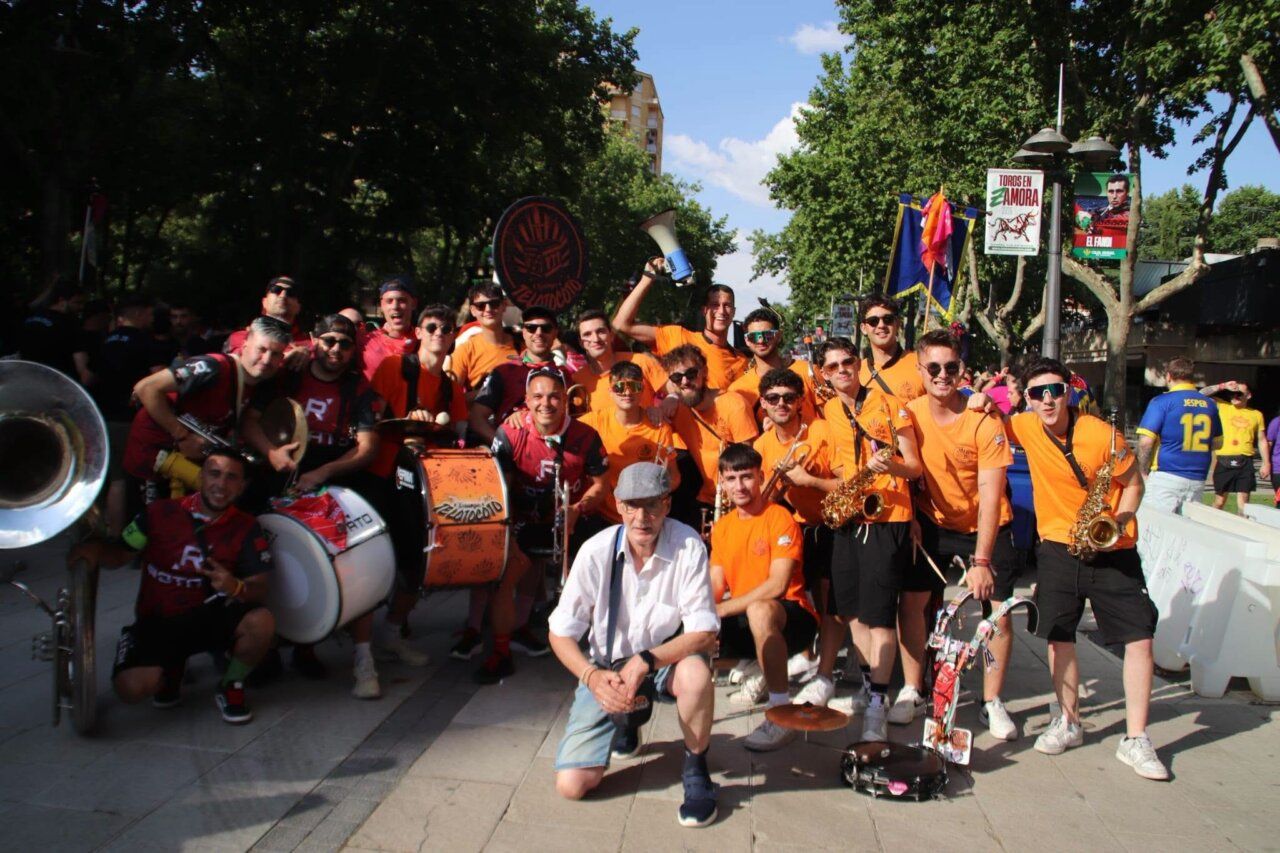 Grupo de personas celebrando en las Ferias y Fiestas de San Pedro en Zamora