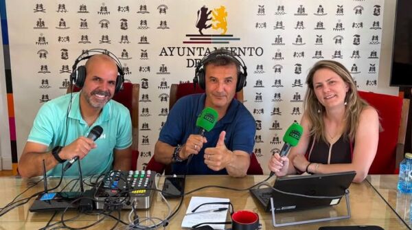Presentadores en el programa especial de Onda Cero desde el Ayuntamiento de Toro