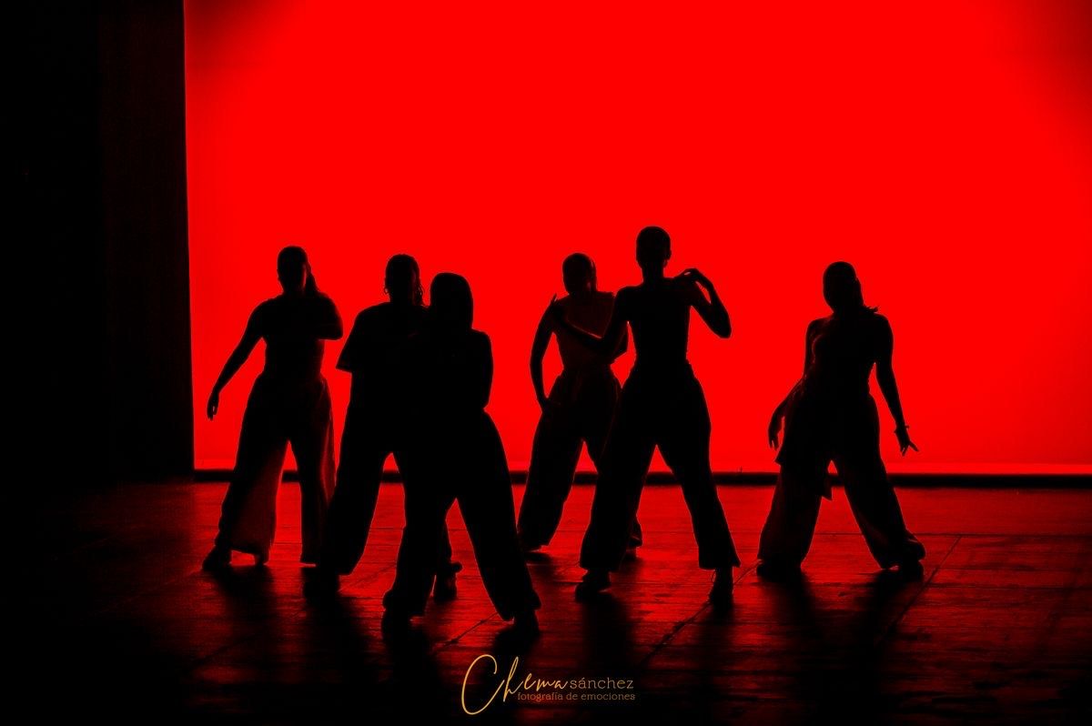 Silhouette de bailarines en una fiesta de danza con fondo rojo