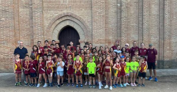 Grupo de niños y entrenadores en la fiesta de despedida de atletismo