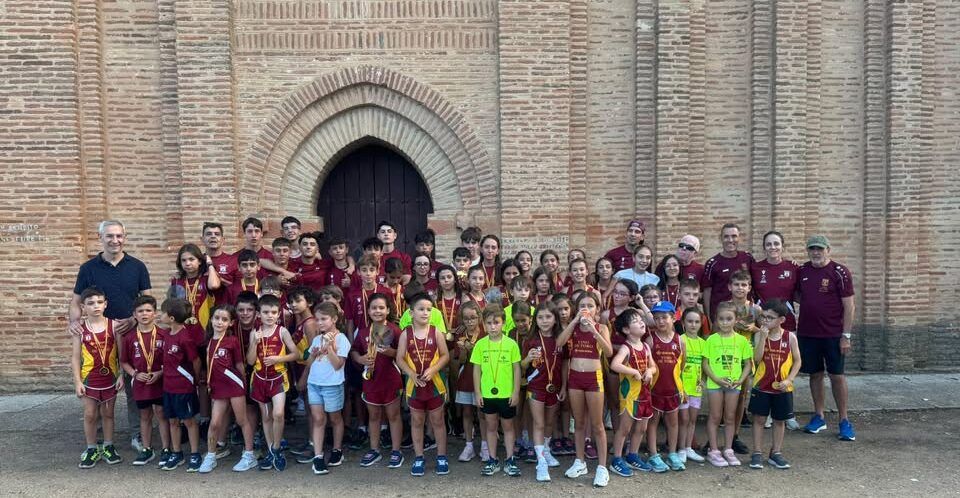 Grupo de niños y entrenadores en la fiesta de despedida de atletismo