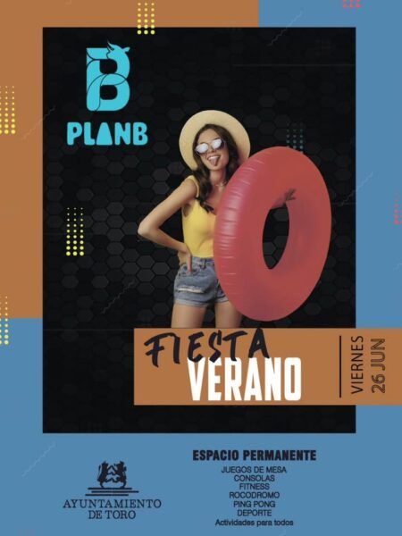 Mujer sonriente con flotador en fiesta de verano