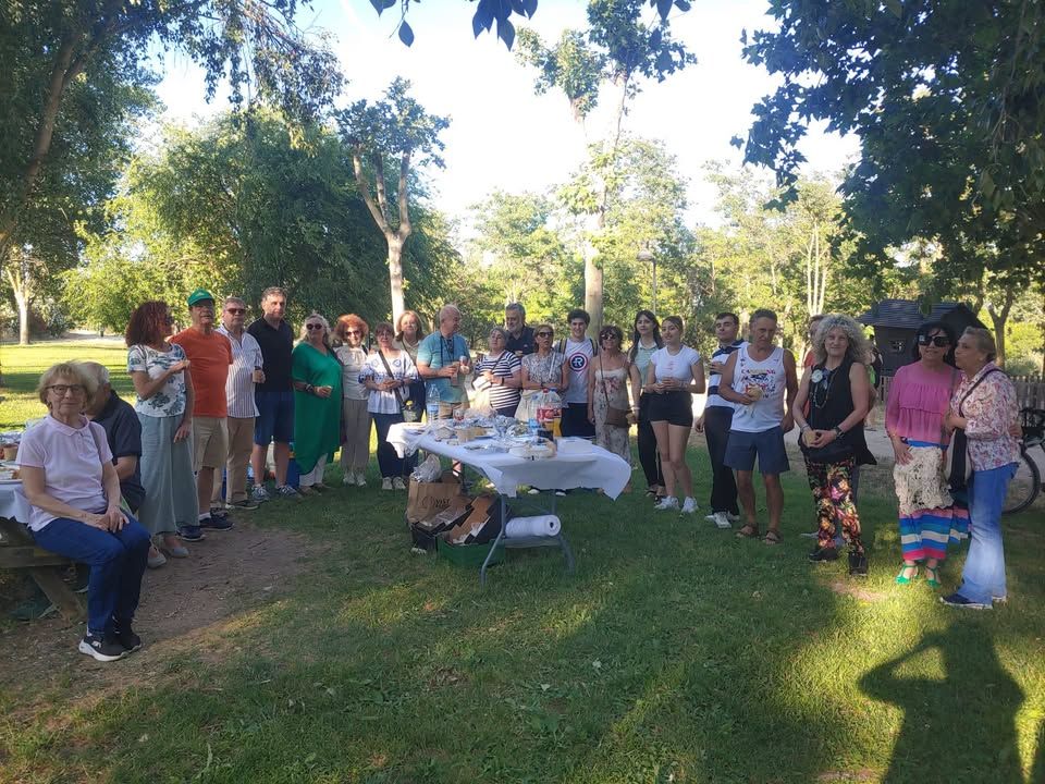 Grupo de voluntarios en la fiesta de AZAYCA en un parque