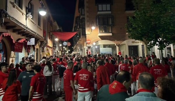 Gente disfrutando de las fiestas en Benavente con vestimenta festiva.
