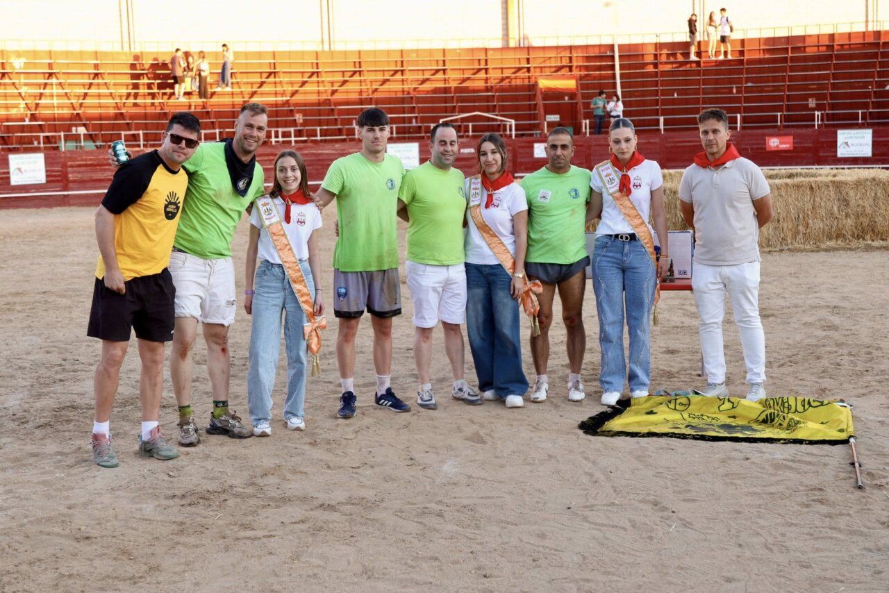 Grupo de participantes en las fiestas de Benavente durante la competencia de Humor Amarillo