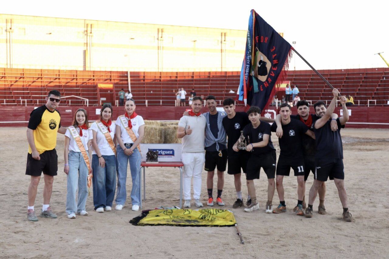 Participantes del Humor Amarillo en las fiestas de Benavente posando con trofeos