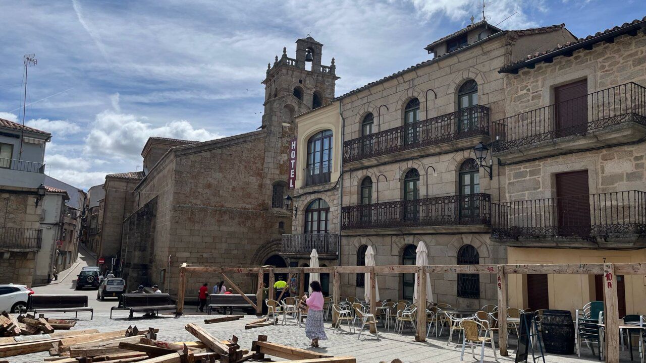 Montaje de la plaza de toros en Fermoselle para las fiestas de San Agustín