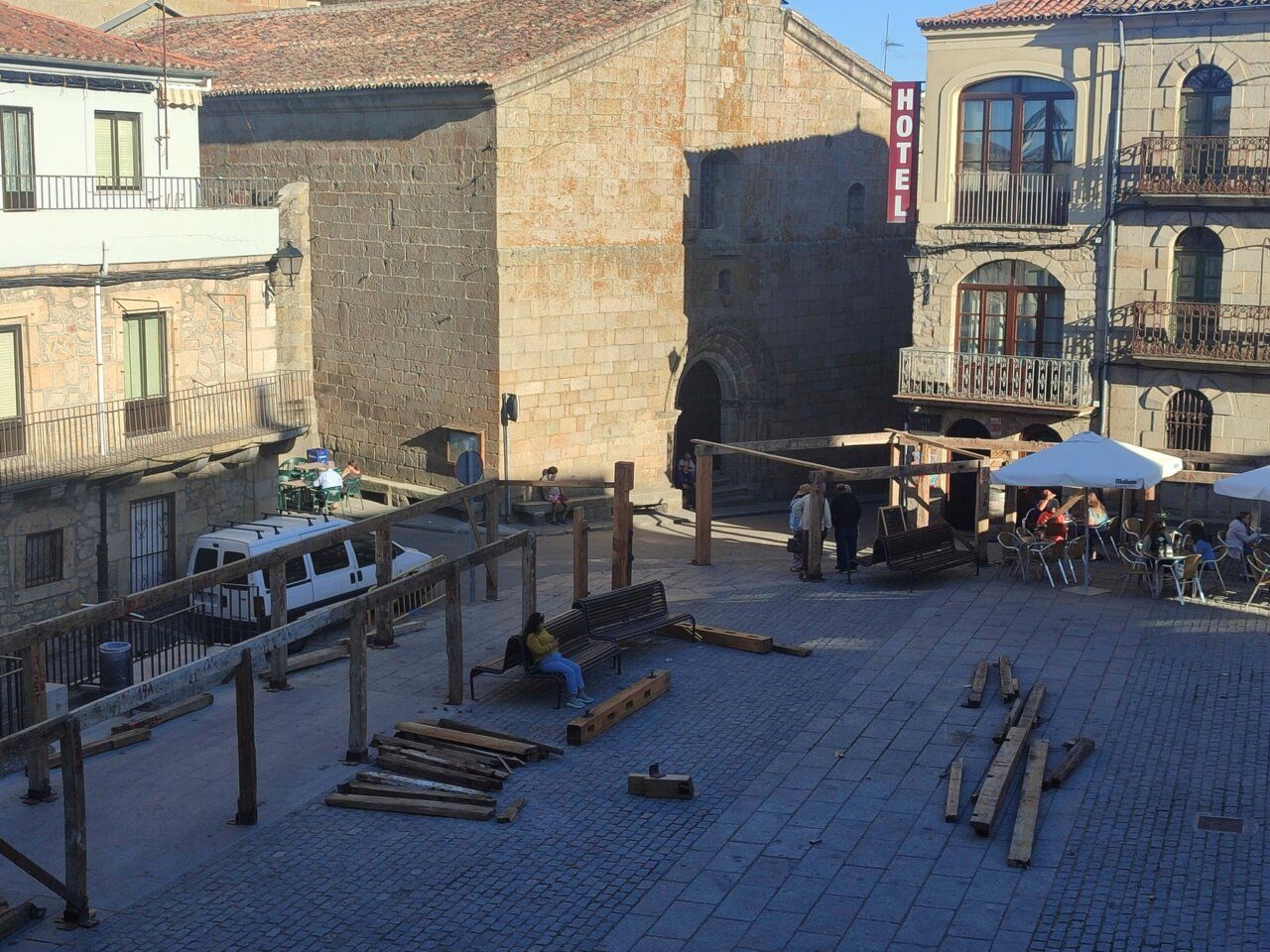 Montaje de la plaza de toros en Fermoselle para las fiestas de San Agustín