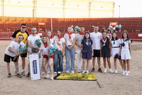 Participantes del Humor Amarillo en las fiestas de Benavente posando juntos