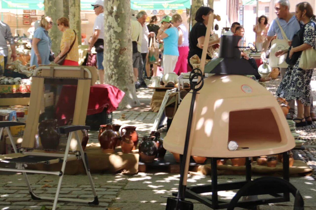 Visitantes en la Feria de la Cerámica durante las Fiestas de San Pedro 2026 en Zamora