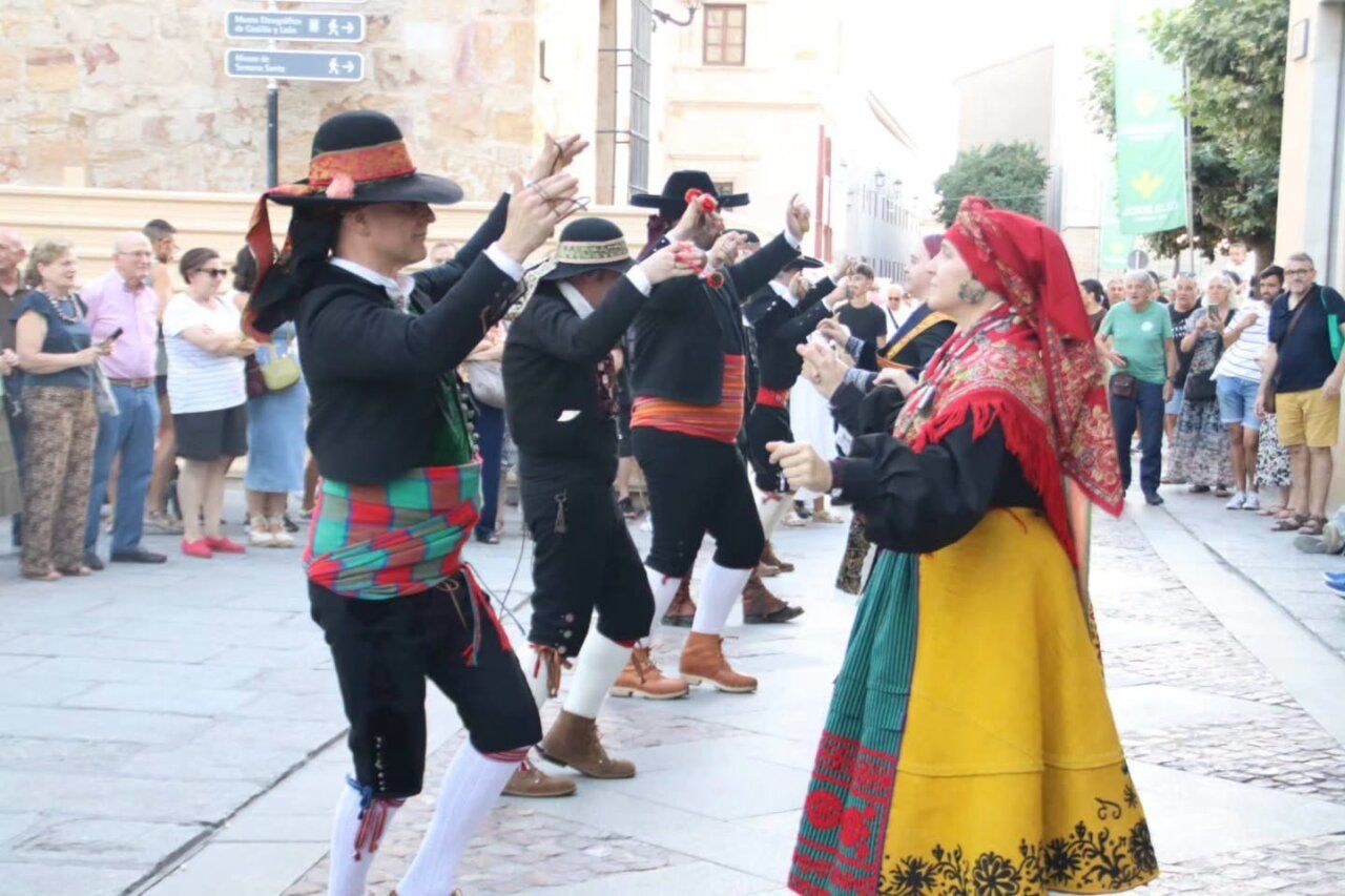 Grupo de personas bailando en las Fiestas de San Pedro 2026