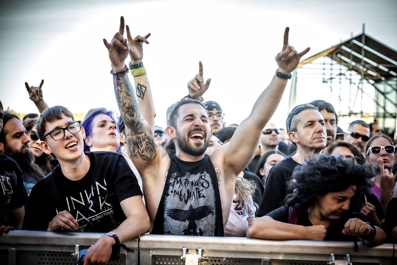 Público disfrutando de un concierto de metal en Zamora